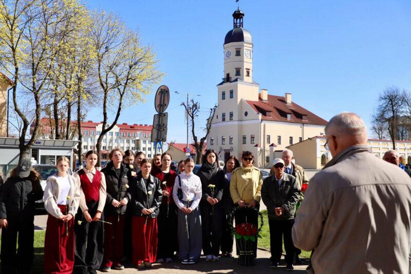 В Несвиже прошёл митинг, приуроченный ко Дню рождения Владимира Ленина. Фотофакт
