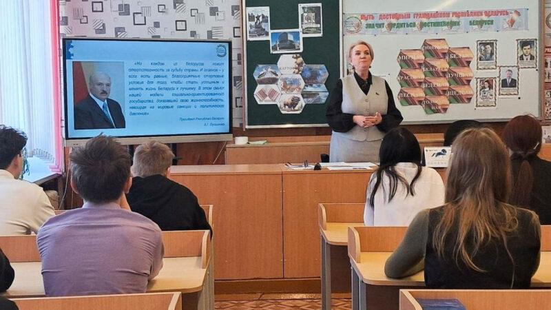 Елена Журавлёва встретилась со старшеклассниками средней школы №1 г.п. Городея