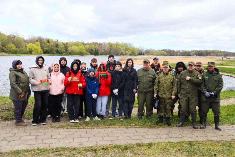 В Несвиже стало чище: была убрана территория, прилегающую к Замковому пруду. Фотофакт