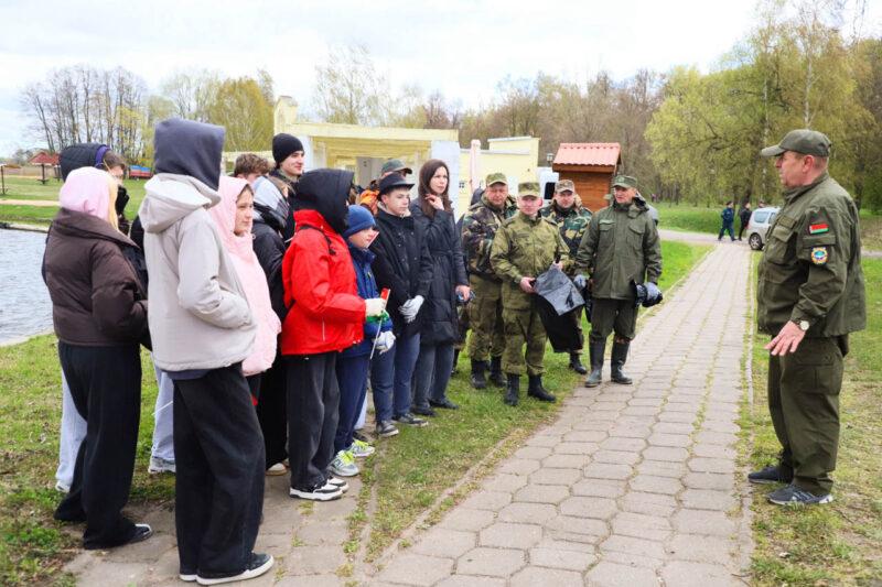 В Несвиже стало чище: была убрана территория, прилегающую к Замковому пруду. Фотофакт