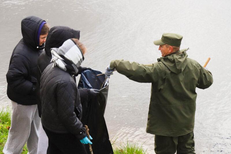 В Несвиже стало чище: была убрана территория, прилегающую к Замковому пруду. Фотофакт