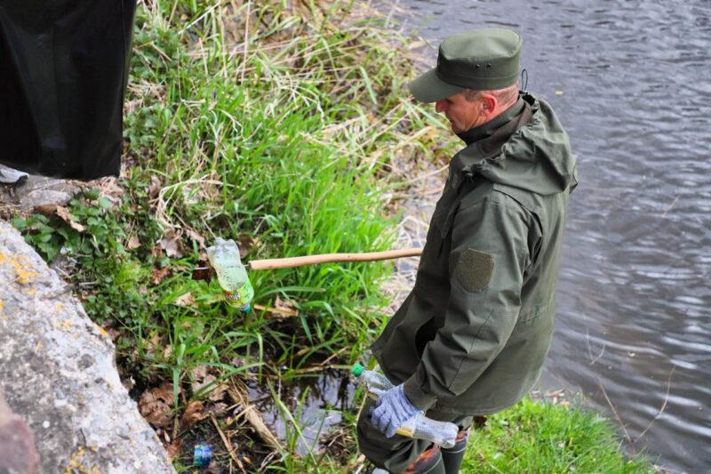 В Несвиже стало чище: была убрана территория, прилегающую к Замковому пруду. Фотофакт