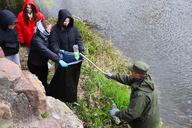 В Несвиже стало чище: была убрана территория, прилегающую к Замковому пруду. Фотофакт