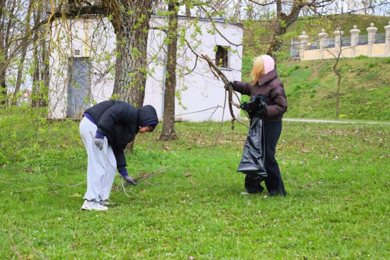В Несвиже стало чище: была убрана территория, прилегающую к Замковому пруду. Фотофакт
