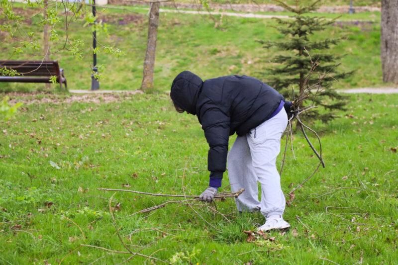 В Несвиже стало чище: была убрана территория, прилегающую к Замковому пруду. Фотофакт