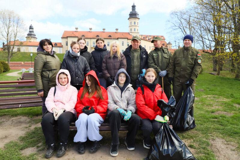 В Несвиже стало чище: была убрана территория, прилегающую к Замковому пруду. Фотофакт