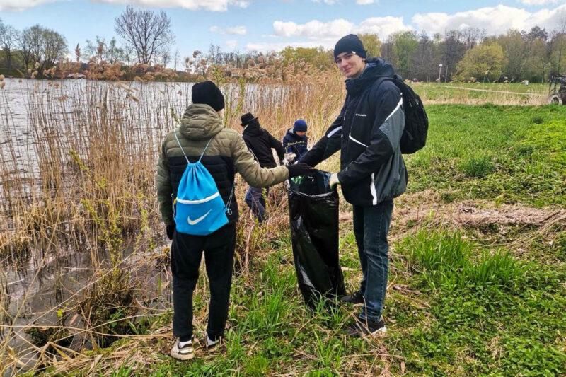 В Несвиже стало чище: была убрана территория, прилегающую к Замковому пруду. Фотофакт
