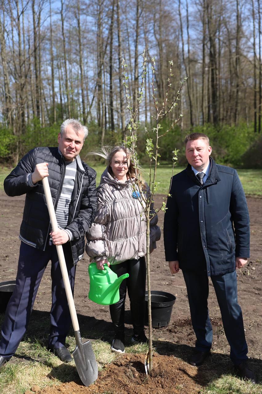 В Несвиже состоялась торжественная церемония открытия общественного пространства «Женщины ЖКХ — вместе»