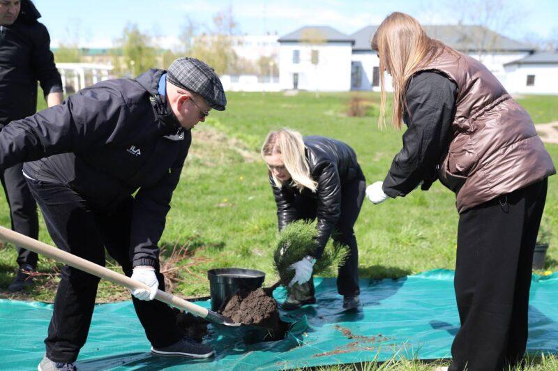 В Несвиже состоялась торжественная церемония открытия общественного пространства «Женщины ЖКХ — вместе»