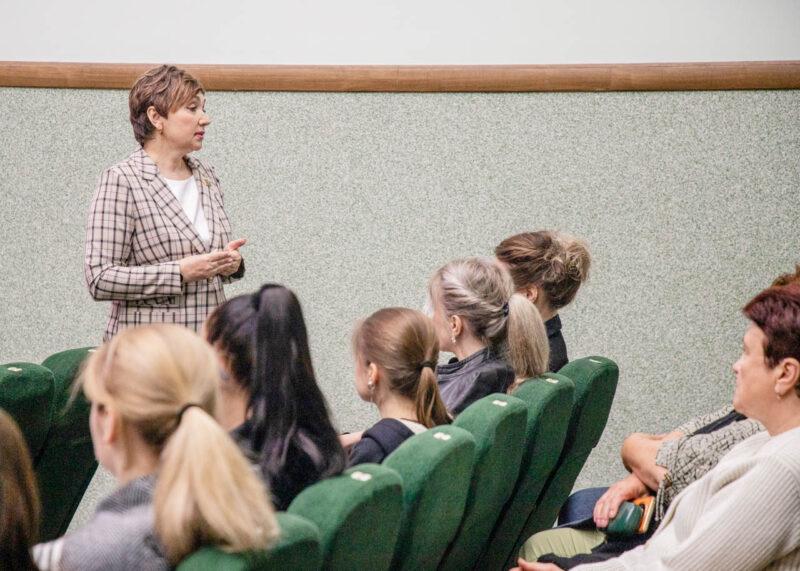 Депутат Елена Клишевич провела встречу с трудовыми коллективами Несвижчины