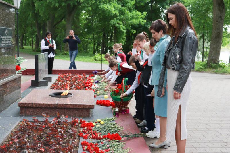 Мероприятие, посвящённое Дню пионерской дружбы, прошло у братской могилы в Несвижском городском парке