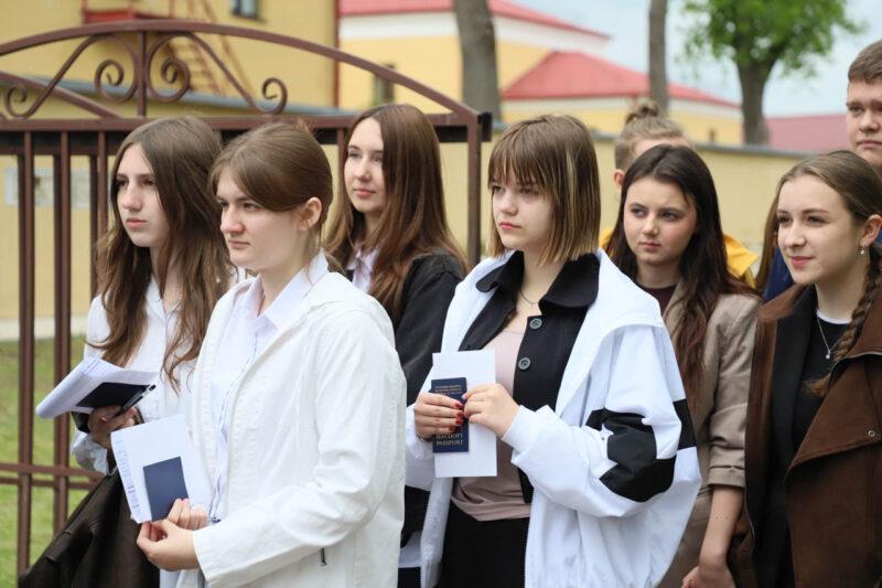 26 мая выпускники 11-х классов Несвижского района сдают централизованный экзамен. Фотофакт