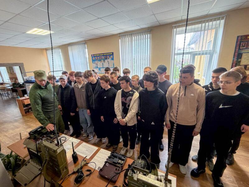 Несвижские школьники посетили воинские части Барановичского гарнизона