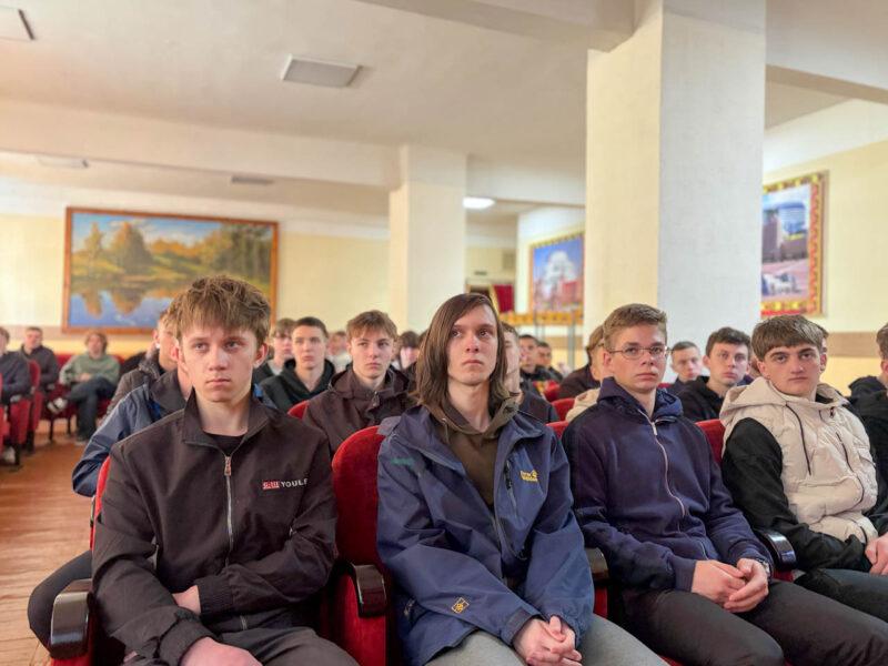 Несвижские школьники посетили воинские части Барановичского гарнизона