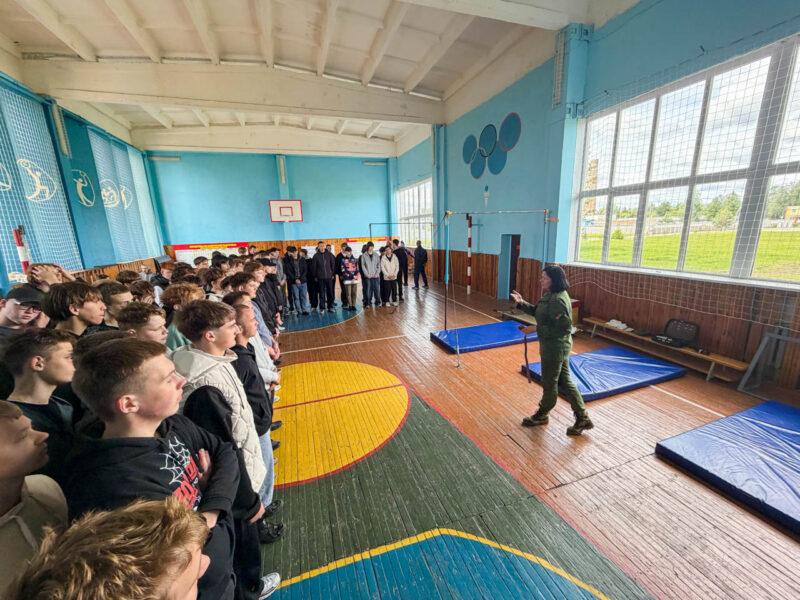 Несвижские школьники посетили воинские части Барановичского гарнизона