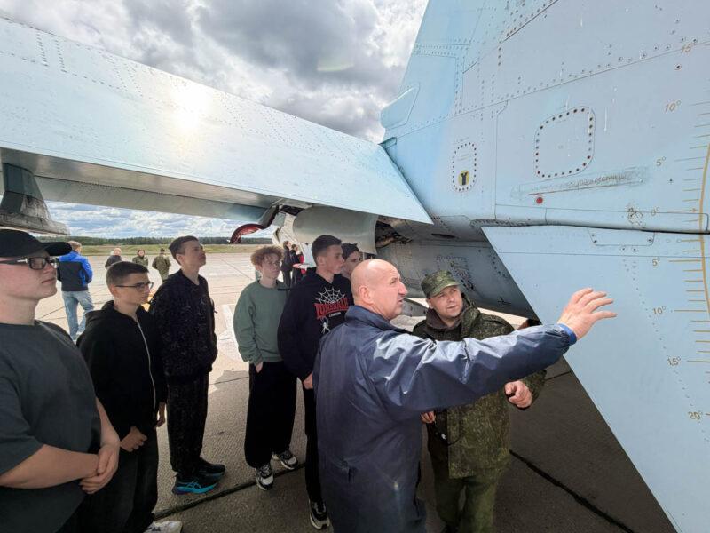 Несвижские школьники посетили воинские части Барановичского гарнизона