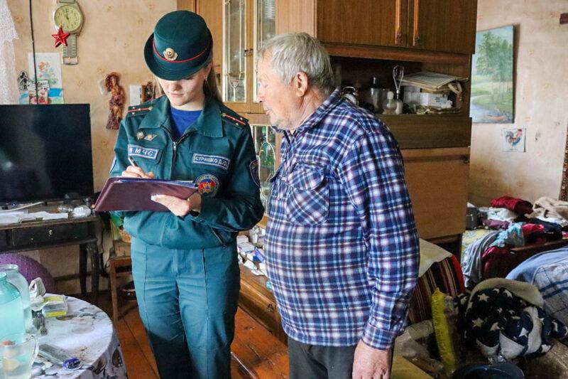 Очередной рейд заботы: спасатели продолжают пожарно-профилактическую работу в жилищном фонде граждан