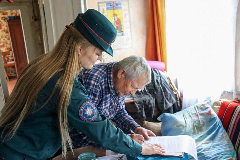 Очередной рейд заботы: спасатели продолжают пожарно-профилактическую работу в жилищном фонде граждан