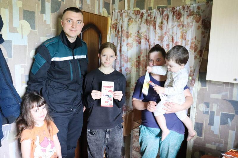 Очередной рейд заботы: спасатели продолжают пожарно-профилактическую работу в жилищном фонде граждан