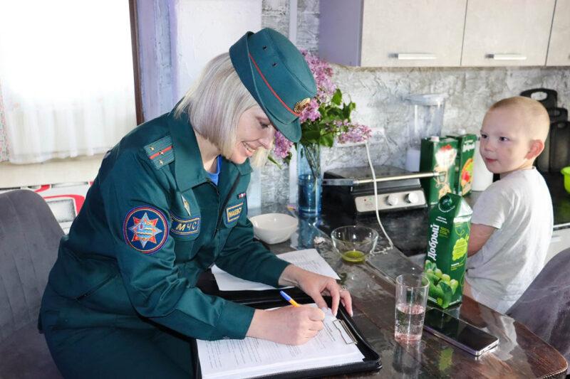 Очередной рейд заботы: спасатели продолжают пожарно-профилактическую работу в жилищном фонде граждан