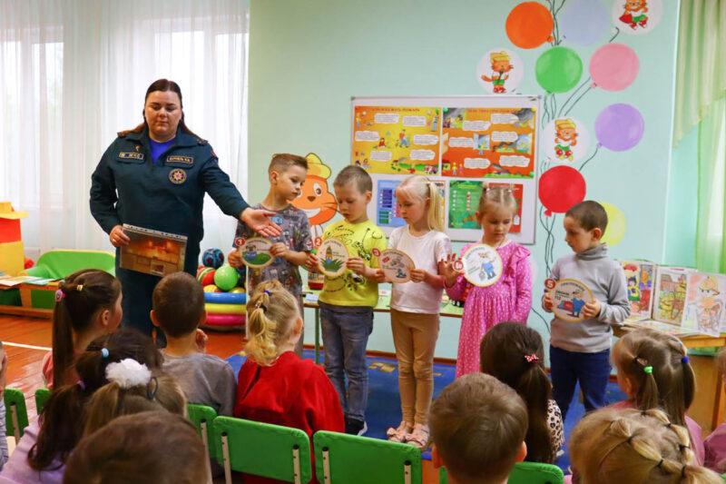 С дошколятами о безопасности: занятие по безопасности прошло в детском саду № 3 г. Несвижа