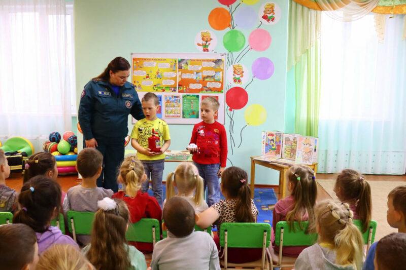 С дошколятами о безопасности: занятие по безопасности прошло в детском саду № 3 г. Несвижа