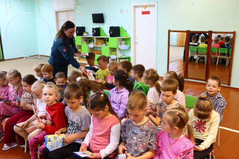 С дошколятами о безопасности: занятие по безопасности прошло в детском саду № 3 г. Несвижа