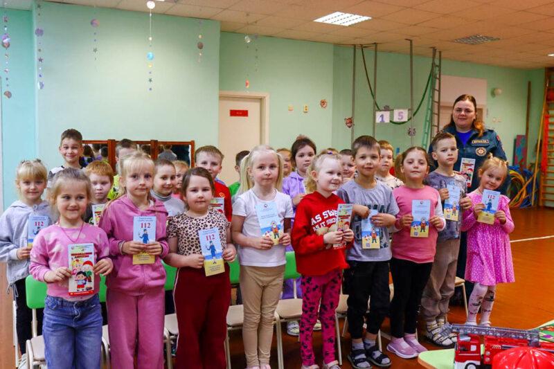С дошколятами о безопасности: занятие по безопасности прошло в детском саду № 3 г. Несвижа