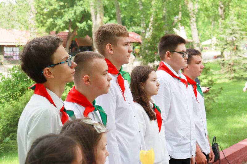 Мероприятие, посвящённое Дню пионерской дружбы, прошло у братской могилы в Несвижском городском парке