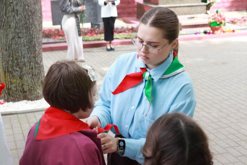 Мероприятие, посвящённое Дню пионерской дружбы, прошло у братской могилы в Несвижском городском парке
