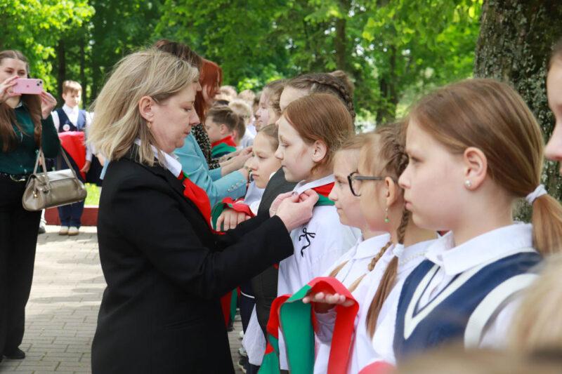 Мероприятие, посвящённое Дню пионерской дружбы, прошло у братской могилы в Несвижском городском парке