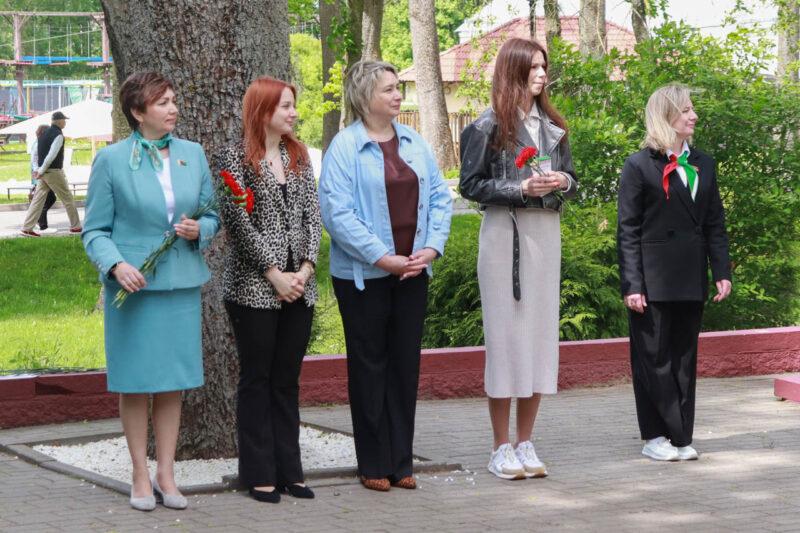 Мероприятие, посвящённое Дню пионерской дружбы, прошло у братской могилы в Несвижском городском парке