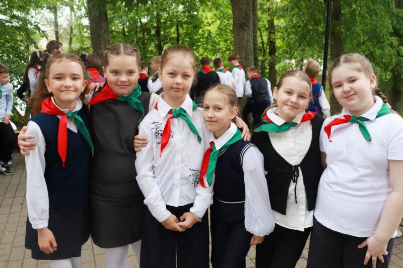 Мероприятие, посвящённое Дню пионерской дружбы, прошло у братской могилы в Несвижском городском парке