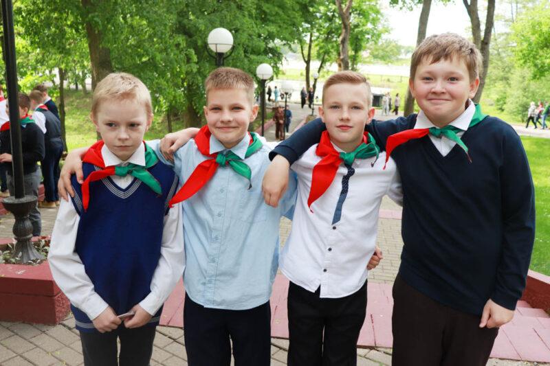 Мероприятие, посвящённое Дню пионерской дружбы, прошло у братской могилы в Несвижском городском парке