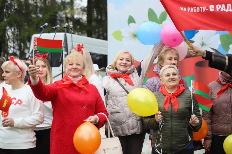 Спорт, ностальгия и Праздник труда: в Несвижском парке прошли гулянья, посвящённые Первомаю