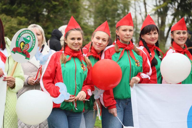 Спорт, ностальгия и Праздник труда: в Несвижском парке прошли гулянья, посвящённые Первомаю
