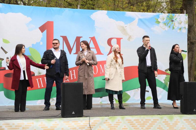 Спорт, ностальгия и Праздник труда: в Несвижском парке прошли гулянья, посвящённые Первомаю