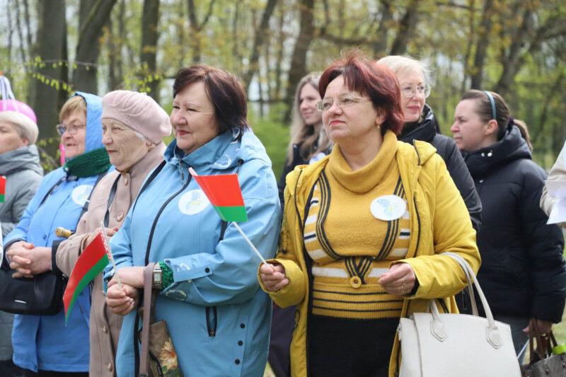 Спорт, ностальгия и Праздник труда: в Несвижском парке прошли гулянья, посвящённые Первомаю