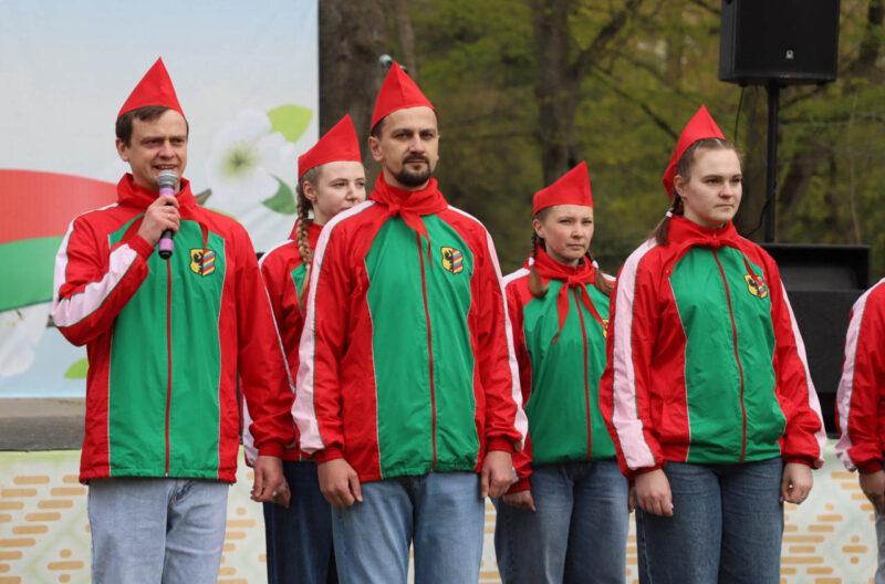 Спорт, ностальгия и Праздник труда: в Несвижском парке прошли гулянья, посвящённые Первомаю