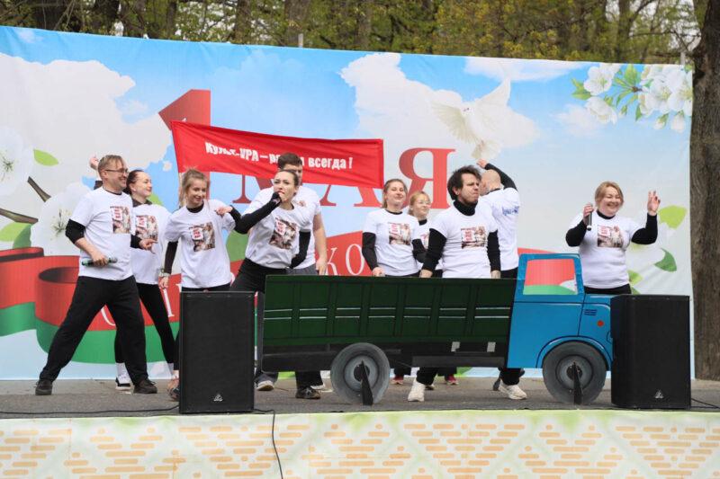 Спорт, ностальгия и Праздник труда: в Несвижском парке прошли гулянья, посвящённые Первомаю