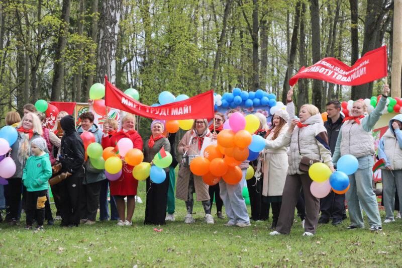 Спорт, ностальгия и Праздник труда: в Несвижском парке прошли гулянья, посвящённые Первомаю