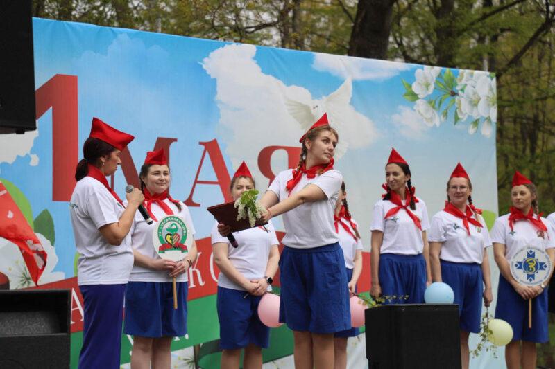 Спорт, ностальгия и Праздник труда: в Несвижском парке прошли гулянья, посвящённые Первомаю