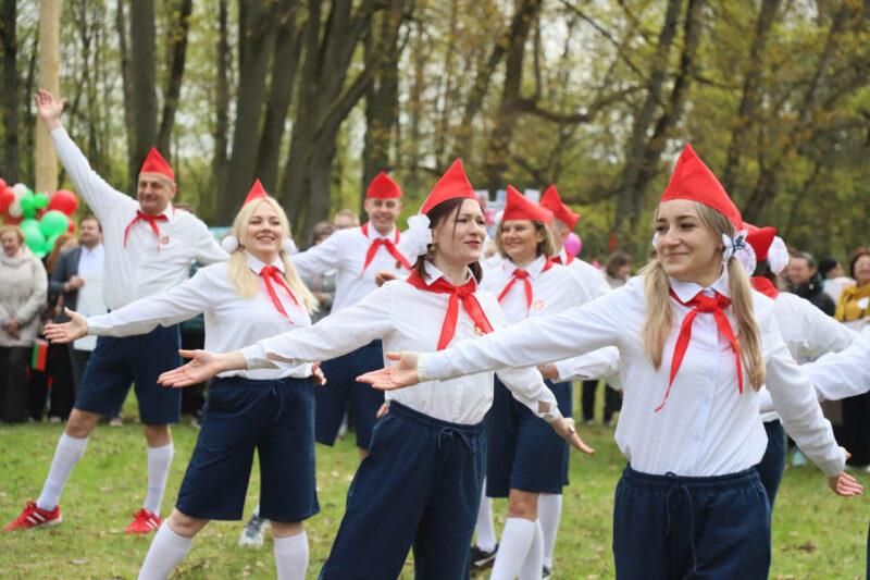 Спорт, ностальгия и Праздник труда: в Несвижском парке прошли гулянья, посвящённые Первомаю