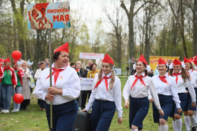 Спорт, ностальгия и Праздник труда: в Несвижском парке прошли гулянья, посвящённые Первомаю
