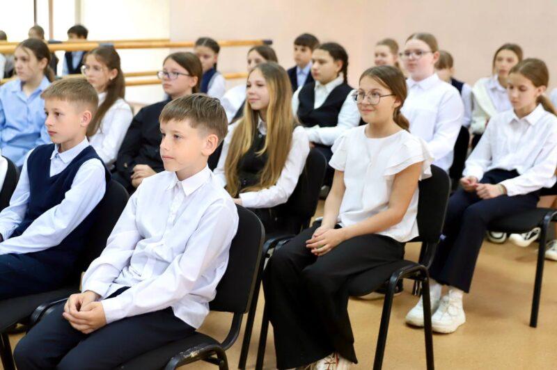 Гордость и ответственность: центру детского творчества и Несвижской гимназии был присвоен статус «Школа мира»