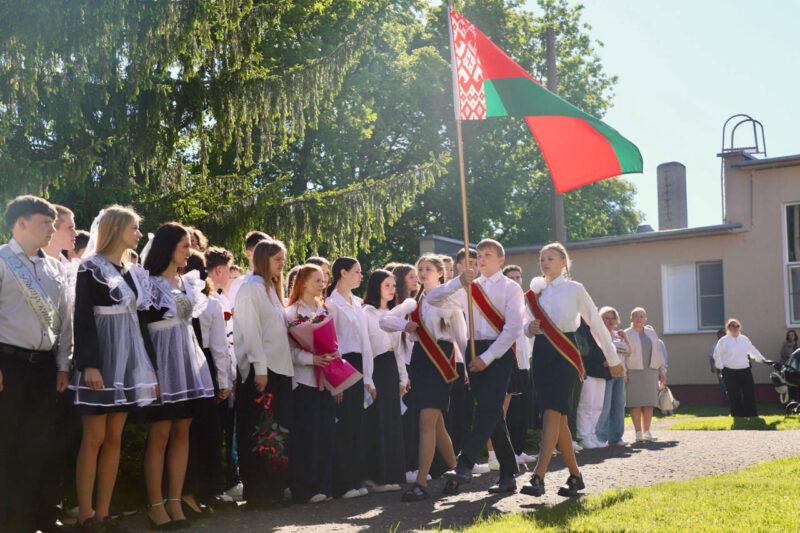 На Несвижчине прозвенел последний звонок для 190 одиннадцатиклассников и 467 учащихся 9-х классов