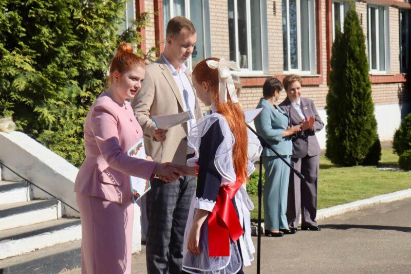 На Несвижчине прозвенел последний звонок для 190 одиннадцатиклассников и 467 учащихся 9-х классов