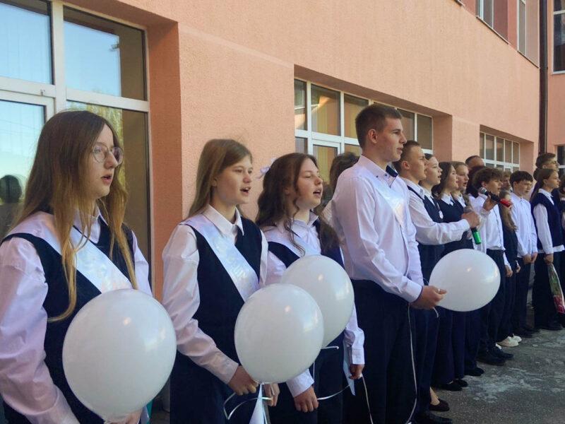 На Несвижчине прошли торжественные линейки, посвящённые последнему звонку