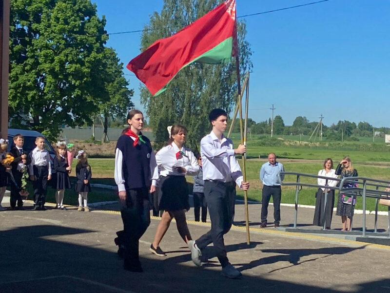 На Несвижчине прошли торжественные линейки, посвящённые последнему звонку