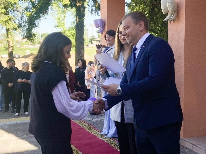 На Несвижчине прошли торжественные линейки, посвящённые последнему звонку